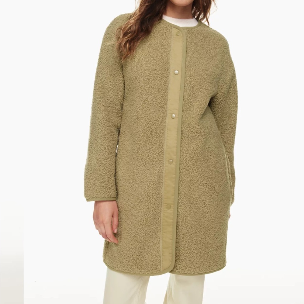 Aritzia Sherpa Long Liner. Excellent condition. Size small. Soft and comfy .